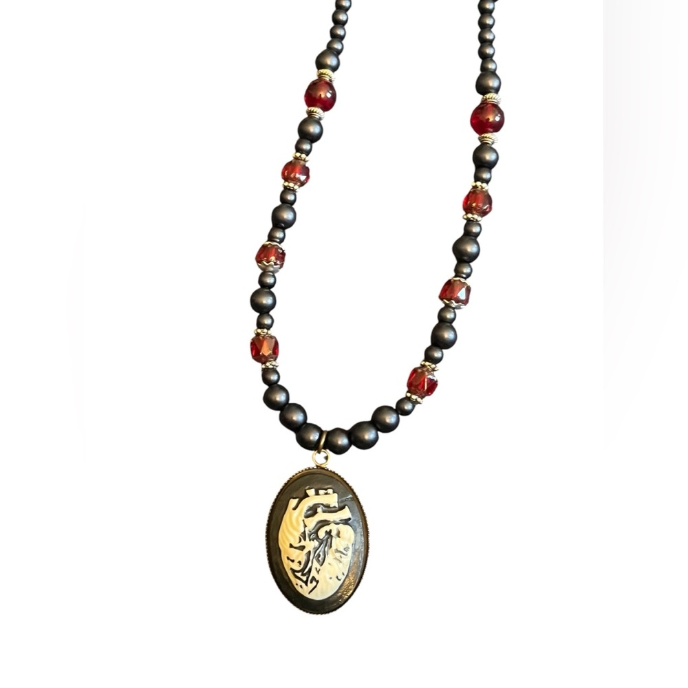 Hand crafted anatomical heart faux pearl necklace - Picture 8 of 9